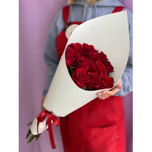Купить букет из 11 красных роз в Владивостоке