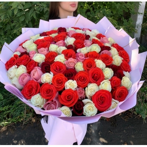 Купить микс-букет из 101 розы со скидкой и доставкой в Владивостоке