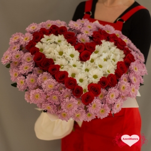 Купить букет «Чувствуй меня» в виде сердца из роз и хризантем в Владивостоке