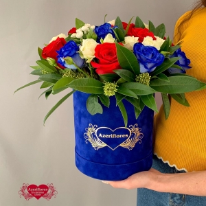 Купить синюю коробку с розами в Владивостоке