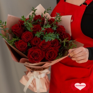 Купить букет «Алый закат» из 15 бордовых роз в Владивостоке