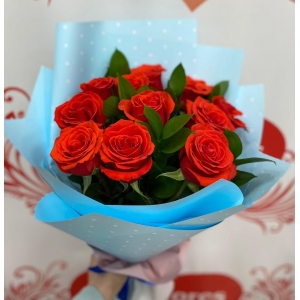 Купить букет из 11 красных роз с зеленью с доставкой в Владивостоке
