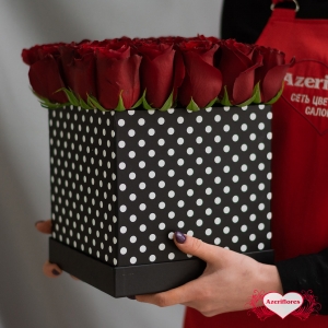 Коробка бордовых роз «Брют» с доставкой в Владивостоке