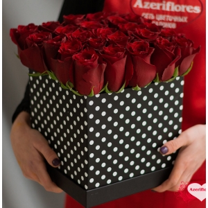 Коробка бордовых роз «Брют» с доставкой в Владивостоке