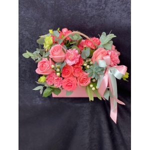 Купить коробку цветов «Романтический вечер» с доставкой в Владивостоке
