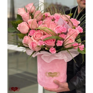 Купить коробку цветов «Розовый микс» с доставкой в Владивостоке