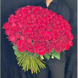 Купить охапку из 101 розы со скидкой и доставкой в Владивостоке
