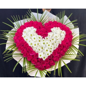 Купить охапку цветов «Сердце любви» с доставкой в Владивостоке