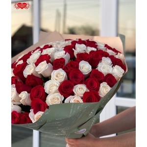 Купить охапку из 101 красных и белых роз с доставкой в Владивостоке
