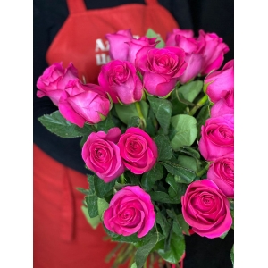 Купить охапку из 25 роз с доставкой в Владивостоке
