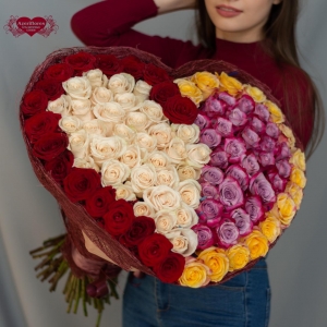 Купить охапку роз в виде сердца из двух половинок в Владивостоке