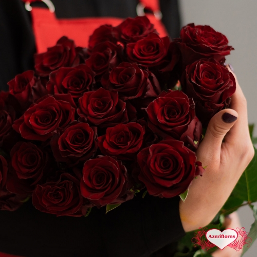 Бордовые розы с доставкой в Владивостоке