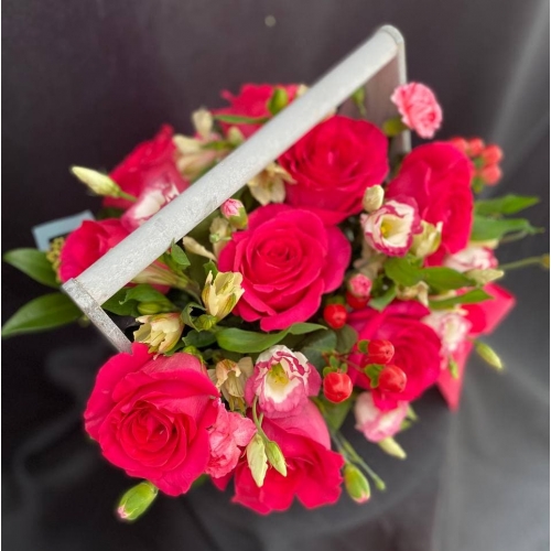 Купить коробку цветов «Трепетная любовь» с доставкой в Владивостоке