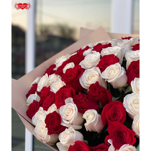 Купить охапку из 101 красных и белых роз с доставкой в Владивостоке